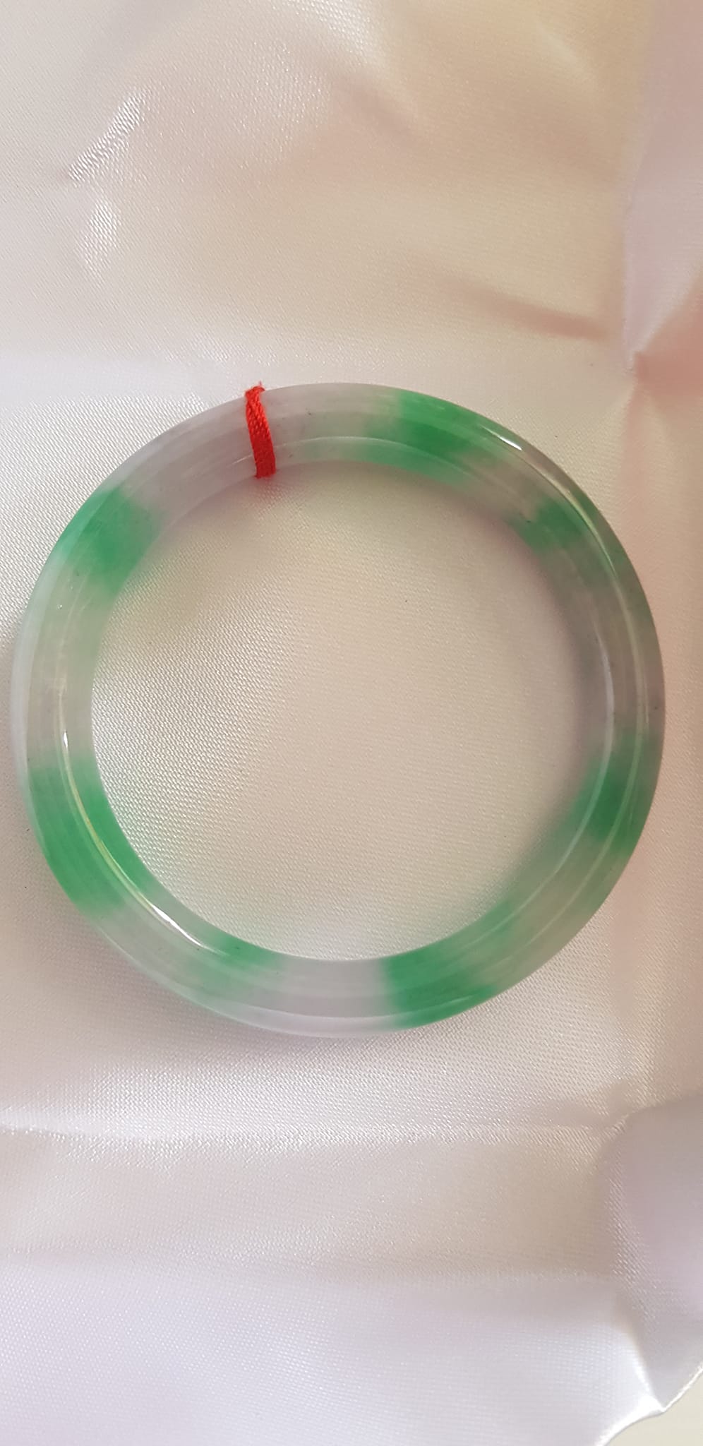 Vòng Cẩm Thạch tự nhiên mới TR LÝ Sao IC 49mm x cọng 7mm Vòng màu trắng xanh lý đều bóng đẹp nữ tay nhỏ 40kg - 49kg đeo rẻ đẹp ạ
