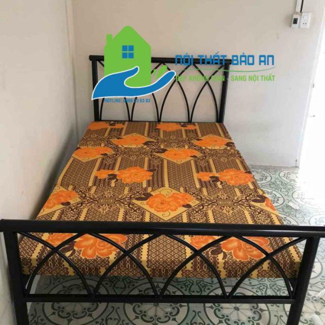Giường sắt đan chéo rộng 1m2 x 2m
