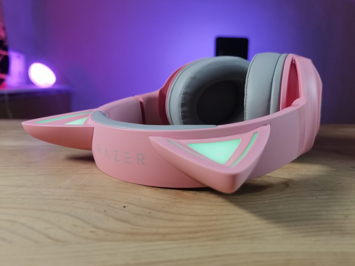 Tai nghe gaming không dây Razer Kraken Kitty V2 BT - Hàng chính hãng