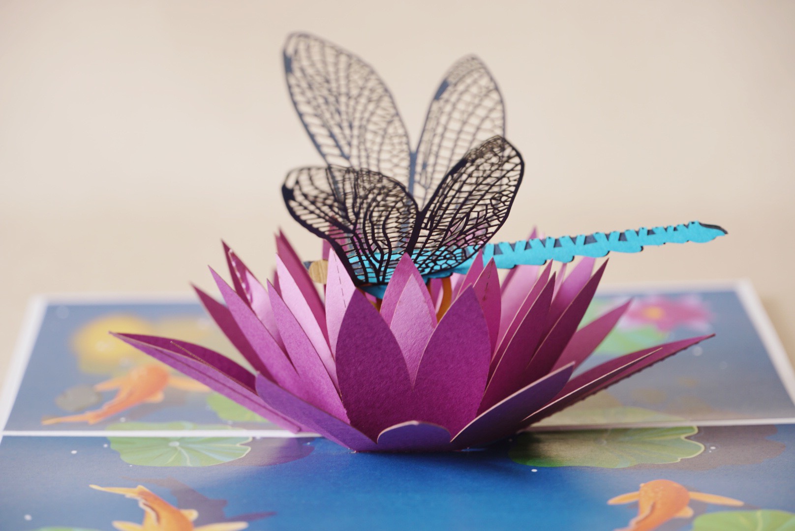 F20 -  Thiệp 3D Chuồn Chuồn &amp; Hoa Súng – Dragonfly on Lotus – Pop Up Card Viethands Giftshop