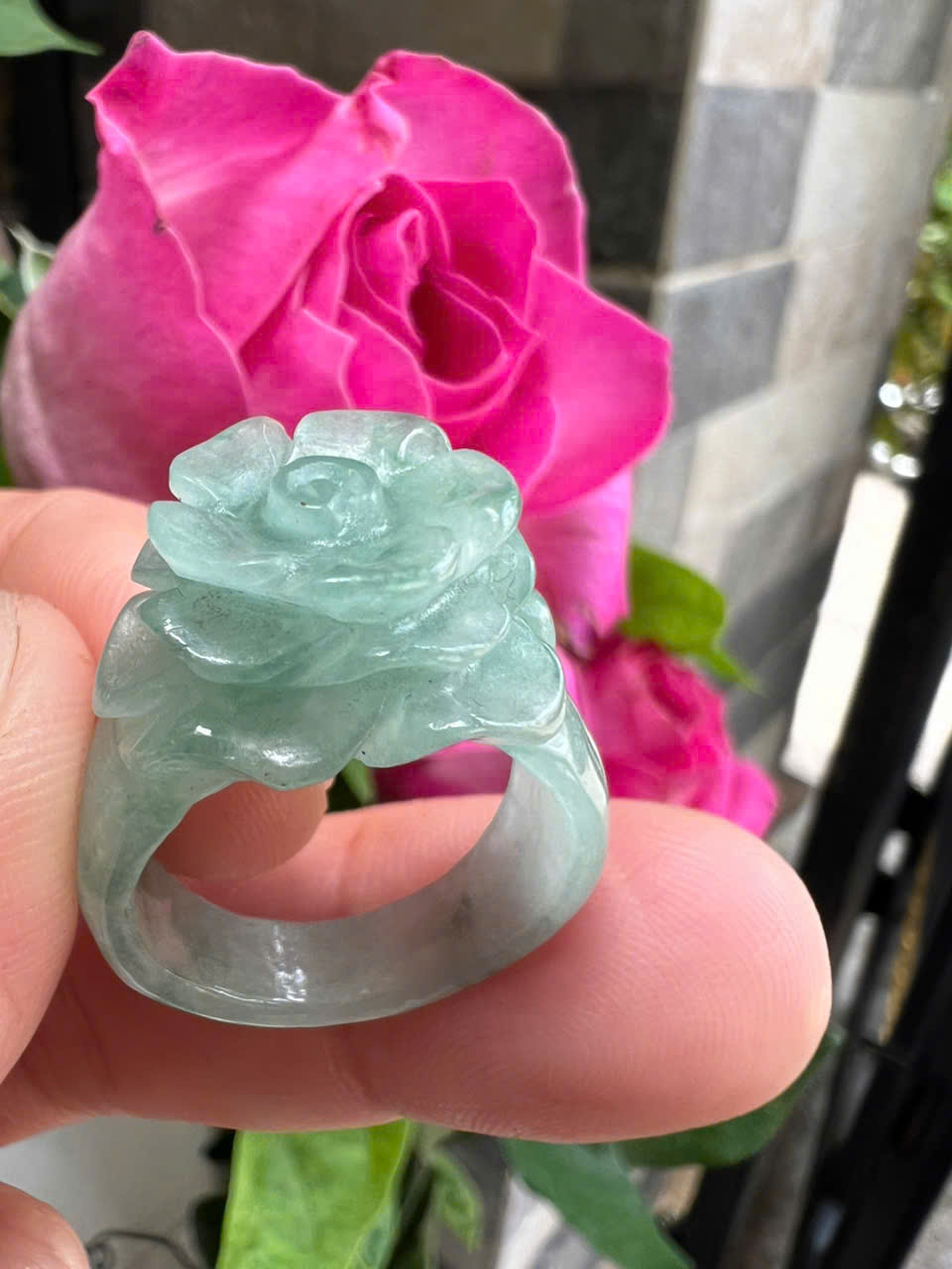 Nhẫn Nữ mới chạm Bông Hồng Nổi Đá Cẩm Thạch Tự Nhiên màu Xanh Đều Bóng đẹp Ni 18mm Cao 28mm Dầy 3mm Chị em Nữ đeo lên tay xinh xắn ạ