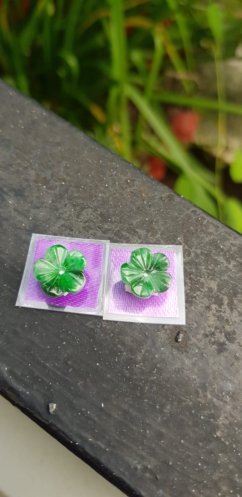 Đôi bông tai hoa mai đẹp đk 10mm x dầy 2mm đá cẩm thạch xanh tự nhiên lý sơn thủy trắng nhẹ các Chị em về bọc vàng lên đeo đẹp sang tai lắm nhé