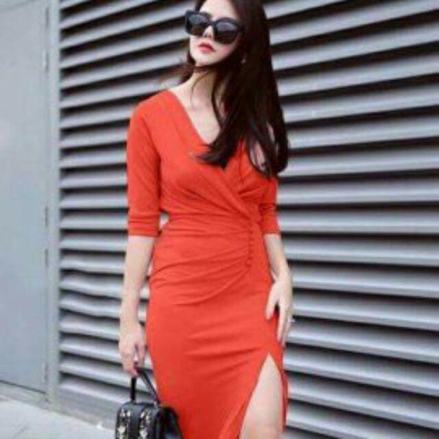 Đầm ôm tay dài đính nút