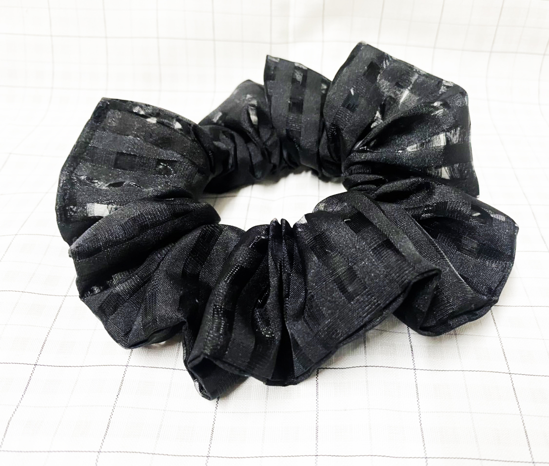 Cột tóc scrunchies màu đen caro lưới size trung