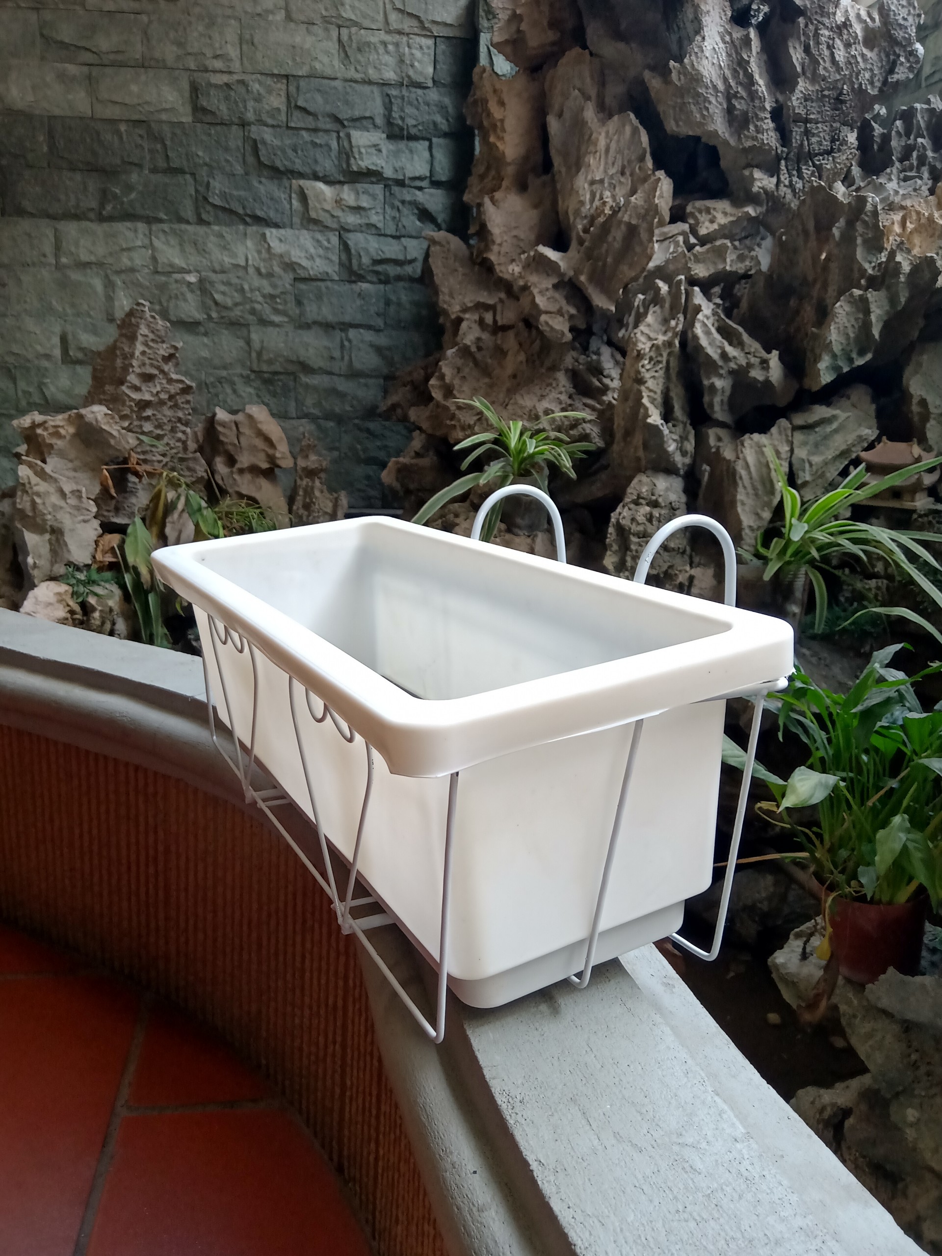 Móc treo ban công kèm chậu thông minh màu trắng 48x21x16 cm