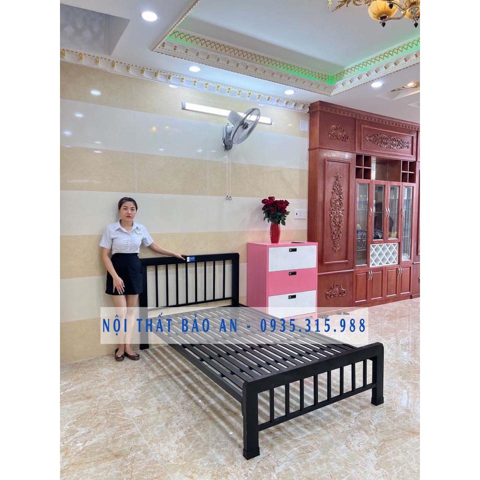 Giường sắt ngủ hộp vuông 4x8 nhiều màu - kích thước 1mx2m