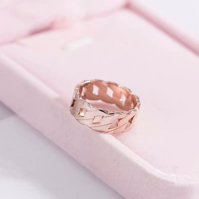 Nhẫn titan kiểu dáng khoen lật không đen