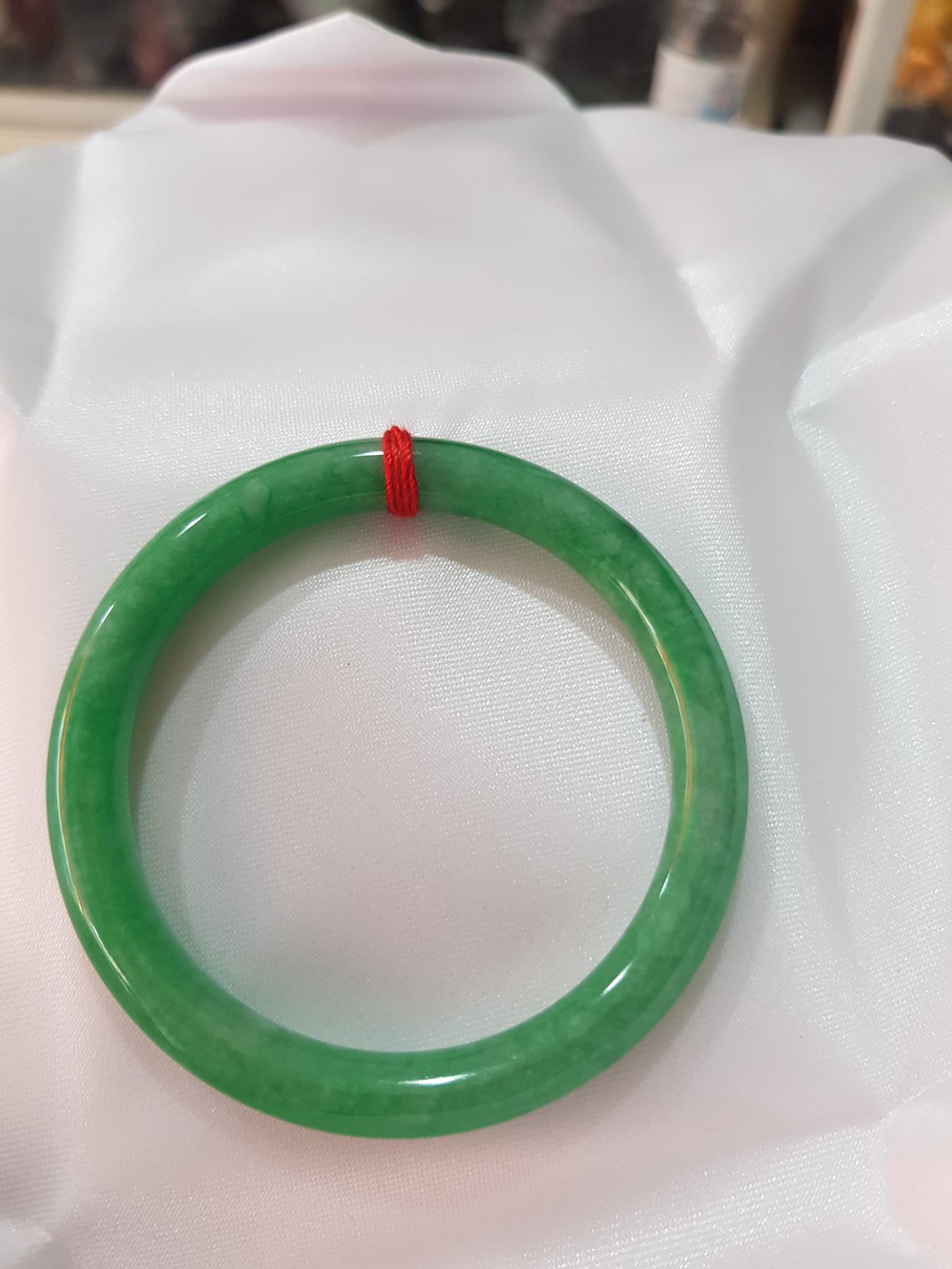 Vòng Tay Đá Cẩm Thạch Đậu 50mm x 7mm đẹp Màu Xanh Ngọc Đậu đều đẹp Hợp mệnh Hỏa Mộc Thủy Nữ cân nặng 50kg - 55kg đeo đẹp ạ
