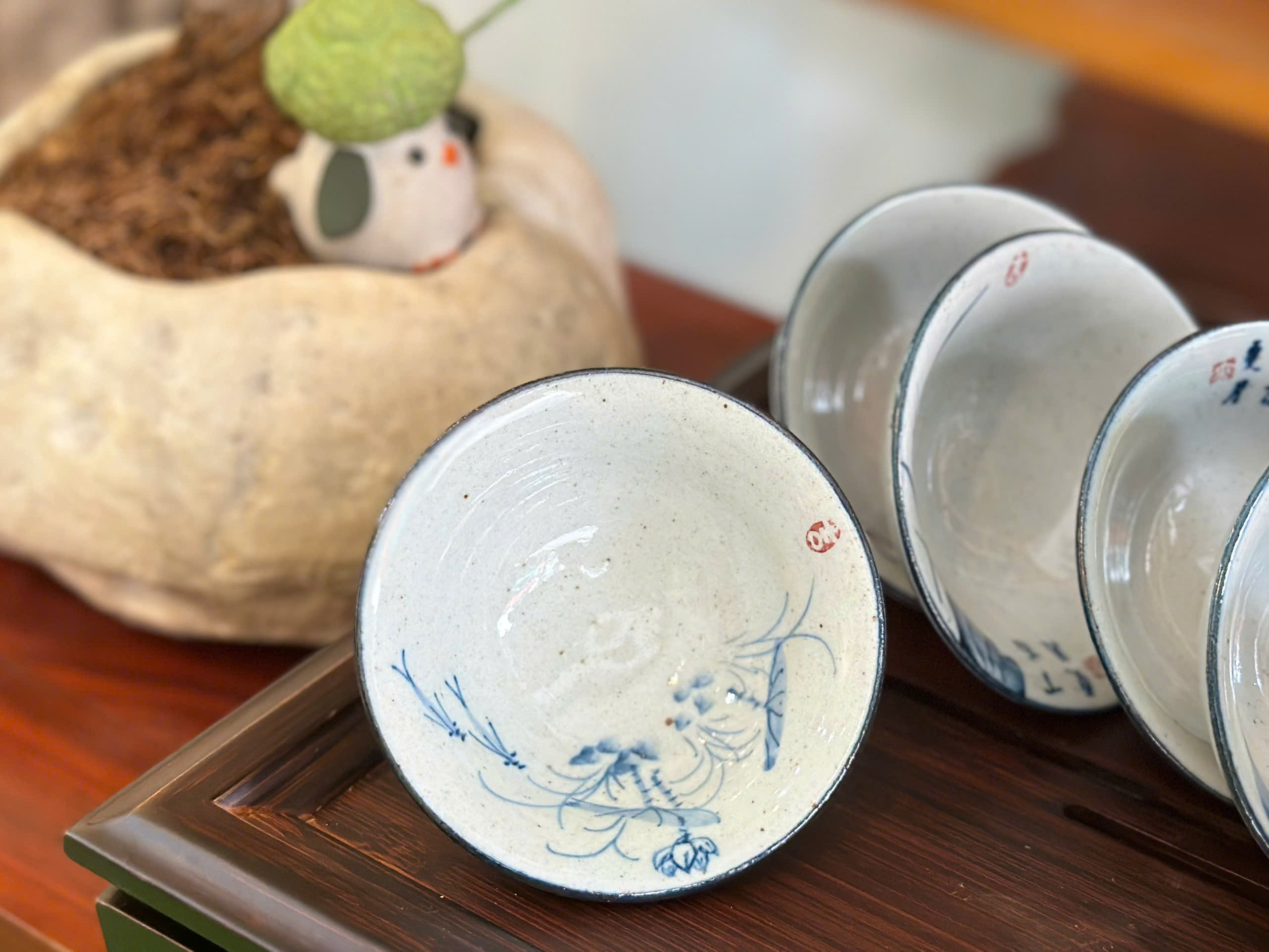 CHÉN NÓN SỨ MEN TRO HỌA TIẾT VẼ TAY - DUNG TÍCH 85ML - conical tea cup