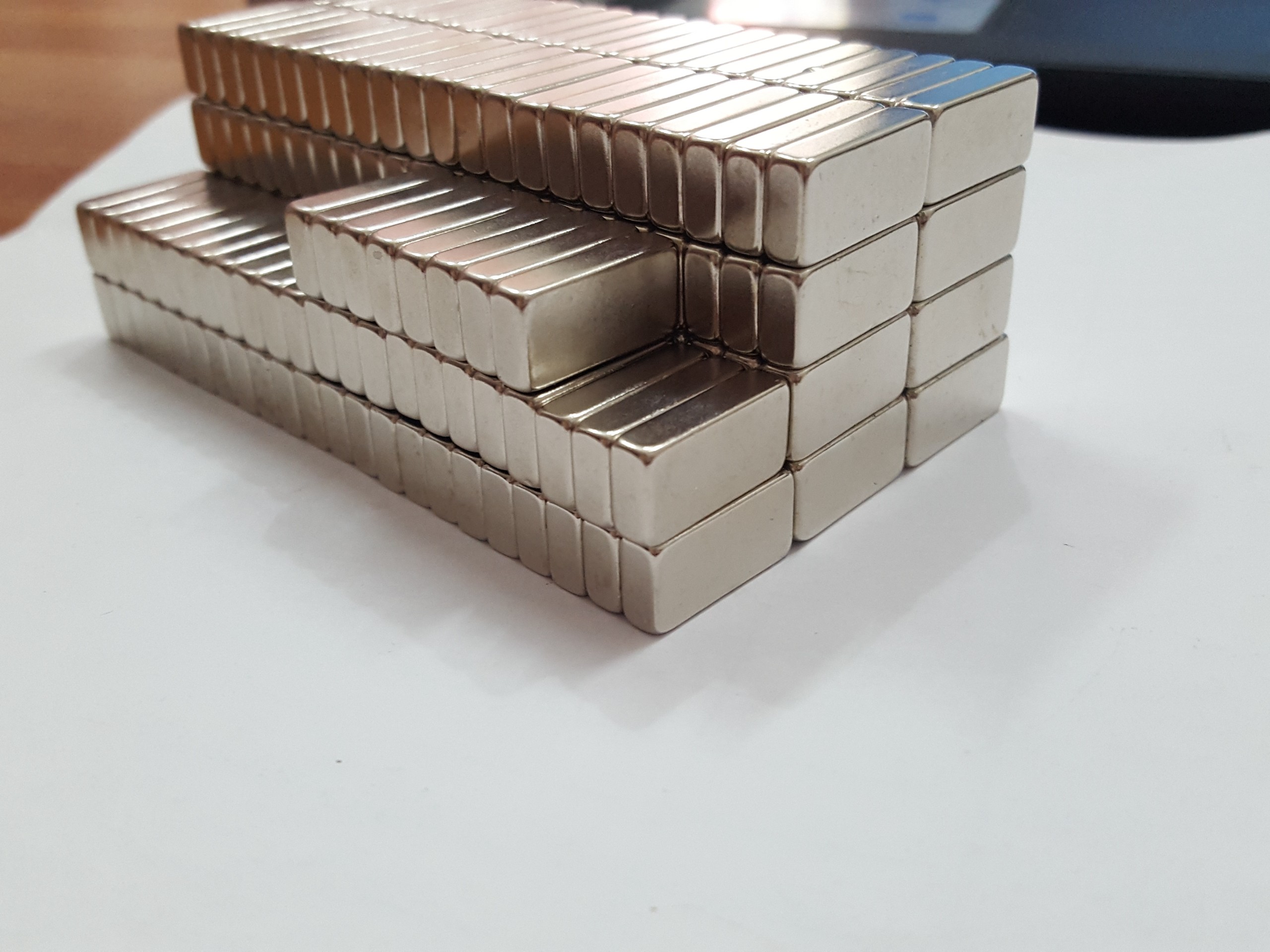 Nam châm viên trắng đất hiếm 20x10x5mm