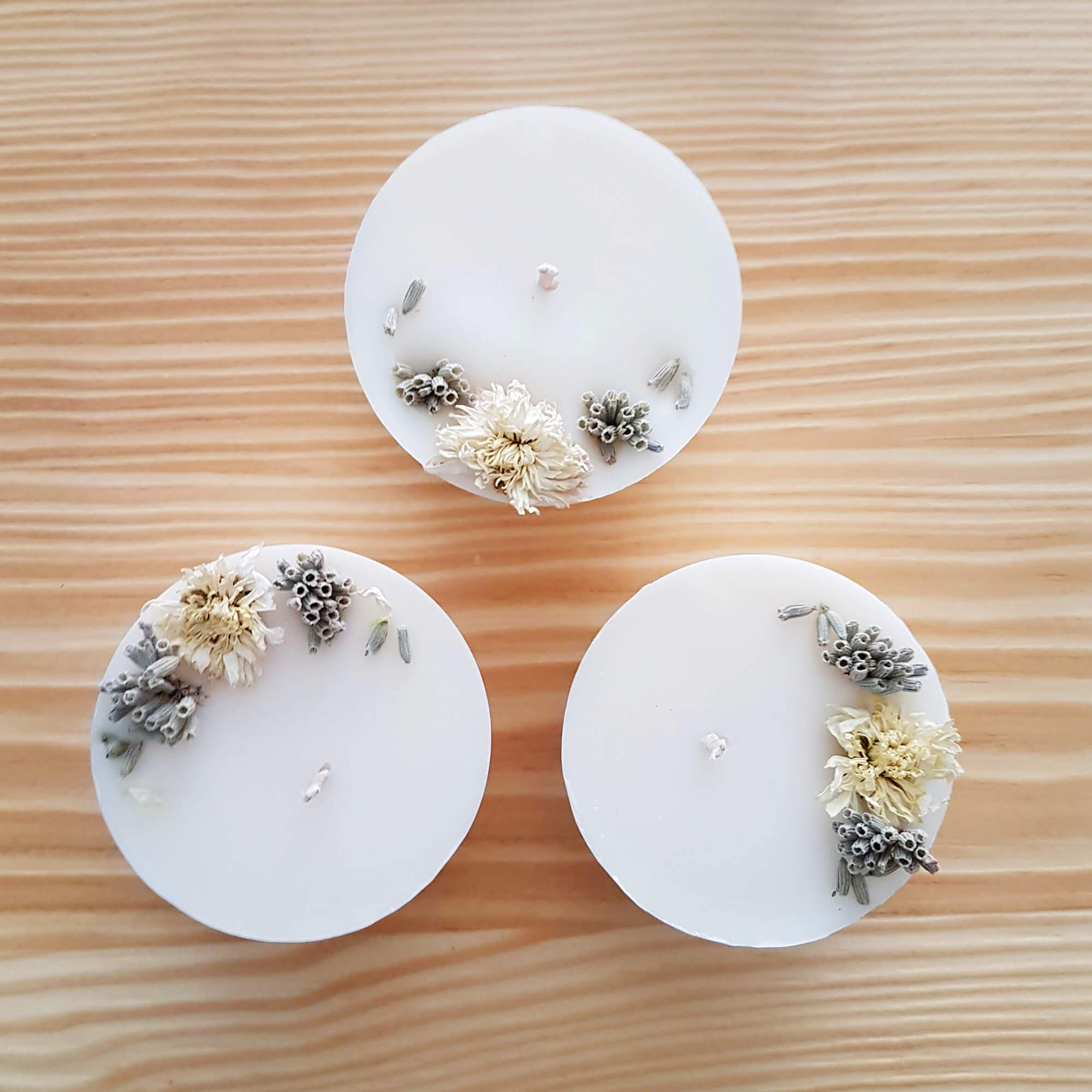 Bộ 3 nến hoa lavender và hoa cúc trắng – quà tặng đặc biệt
