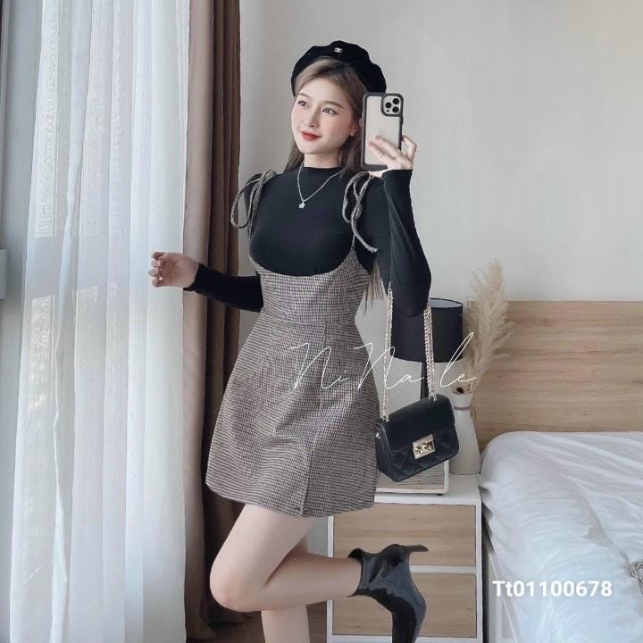 Sét bộ váy yếm nữ tính kèm áo thun đen tay dài thiết kế tinh tế Kgia fashion
