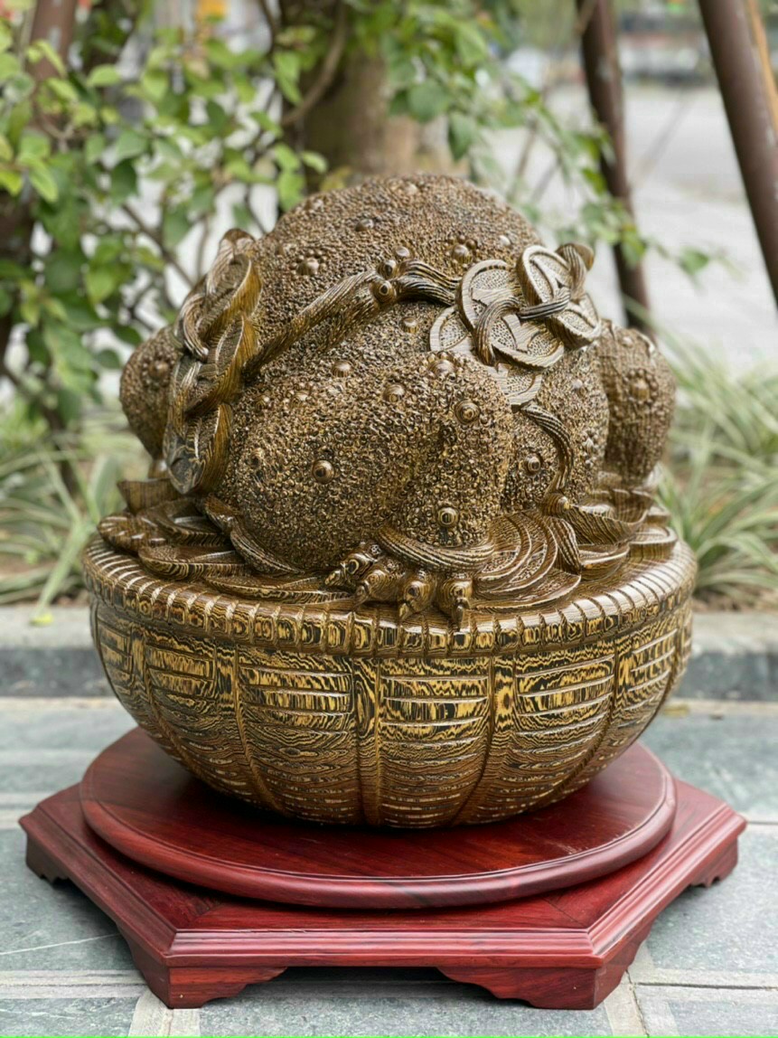 Tượng Cóc ,thiềm thừ ngậm tiền vàng ,phong thủy hút tài lộc bằng gỗ mun đuôi công kt cao 40×46×48cm