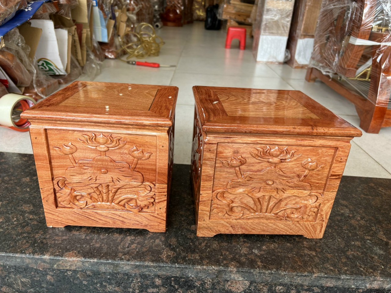 Đôn Đế Vuông Chạm Khắc Hoa Sen, Đế Kê Tượng Gỗ Hương Vuông Cao 19cm, mặt nhiều kích thước