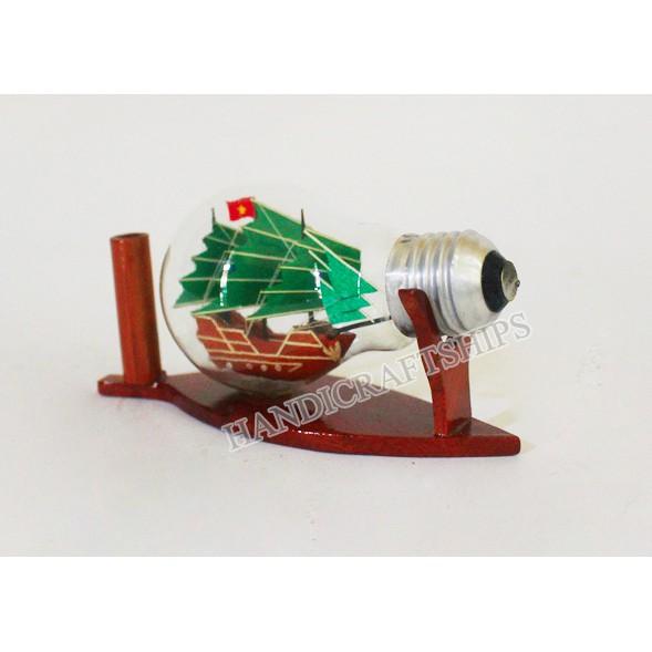 Thuyền buồm gỗ Hạ Long trong bóng đèn