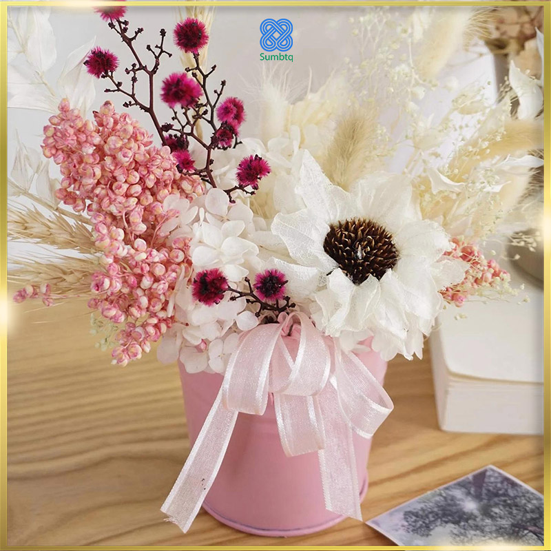 Chậu hoa để bàn Mixed flowers in a short vase