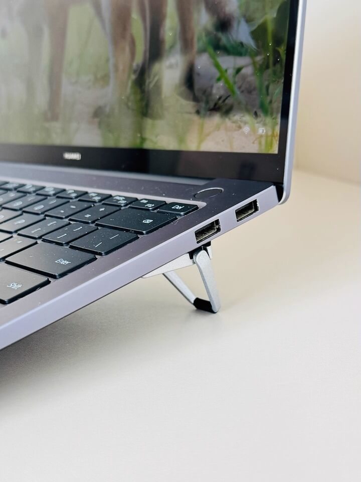 Bộ Đế Kê Laptop Tản Nhiệt Mini Kim Loại Kẽm Cao Cấp Gấp Gọn Giá Đỡ Macbook 2 Chân Keo Dán Siêu Dính - Hàng nhập khẩu