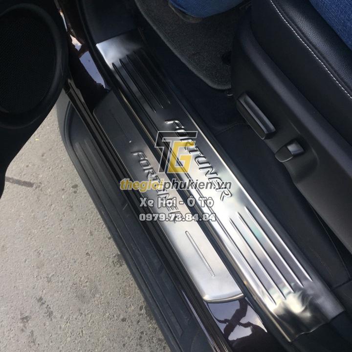 BỘ SẢN PHẨM Nẹp bước chân và ốp chống trầy cốp Toyota Fortuner 2017-2019 - Mẫu Inox
