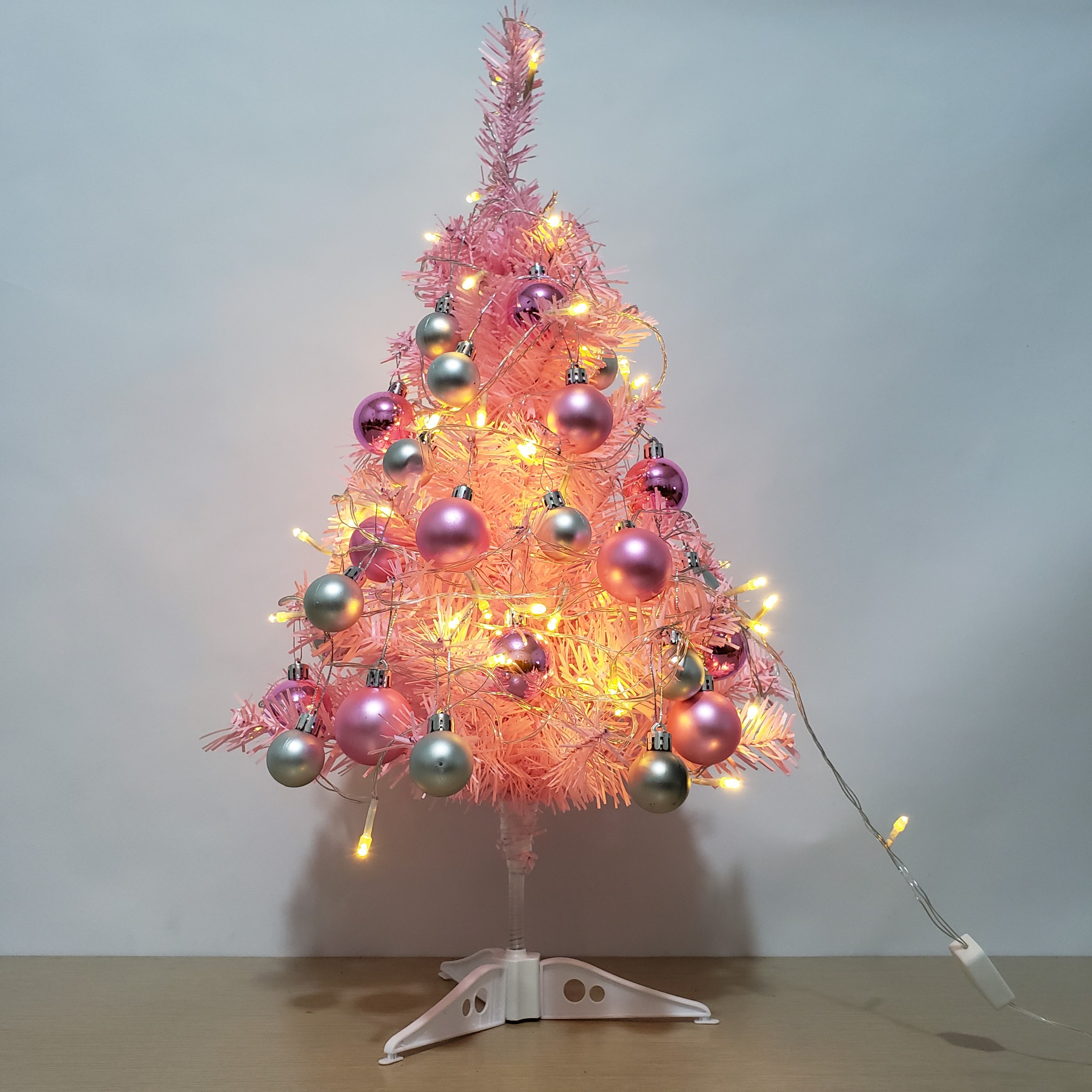 Cây Thông Noel Trang Trí Mùa Giáng Sinh Cao 60cm Màu Hồng Dễ Thương Dáng Cây Dày, Tán Rộng Kèm Dây Đèn, Hạt Châu Sang Chảnh, Xinh Lung Linh - Tặng Kèm 1 Pin AA Maxcell