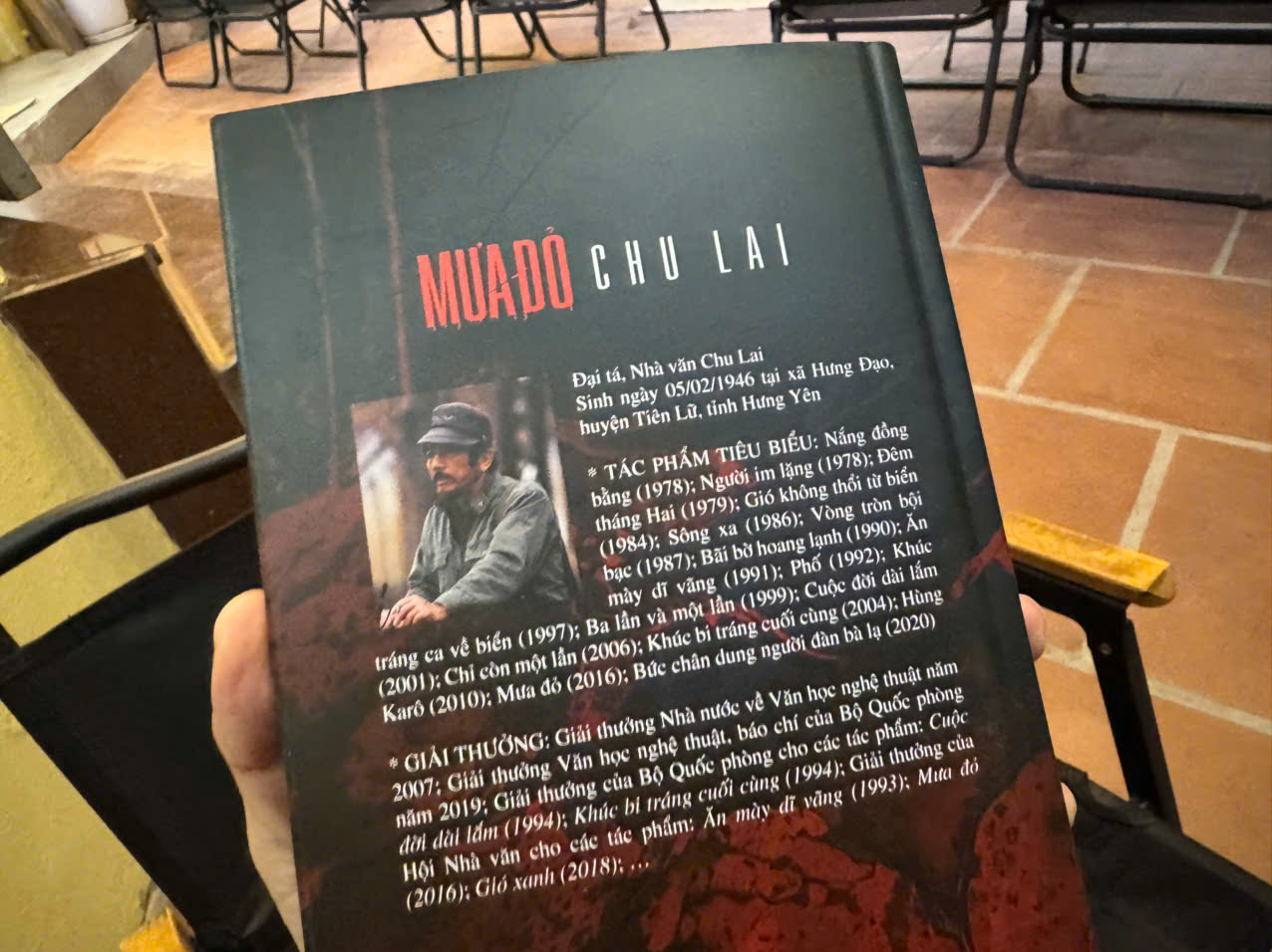 (Ấn bản chữ ký tác giả Chu Lai) MƯA ĐỎ Bìa Cứng, Có Hộp – Vietnambook – NXB Quân Đội Nhân Dân