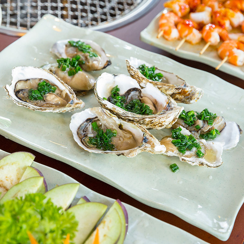 Voucher Buffet Buổi Tối tại Nhà Hàng Hải Sản Dìn Ký Hồng Hà - Hơn 50 món Lẩu Nướng Bò Mỹ - Hải Sản phục vụ thực khách.