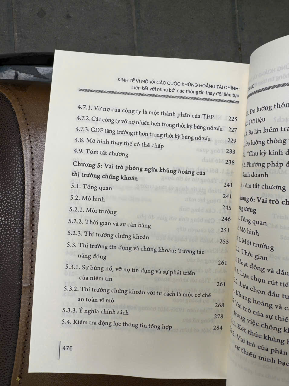 KINH TẾ VĨ MÔ VÀ CÁC CUỘC KHỦNG HOẢNG TÀI CHÍNH - Liên kết với nhau bởi những thông tin thay đổi liên tục – NXB Chính trị quốc gia sự thật