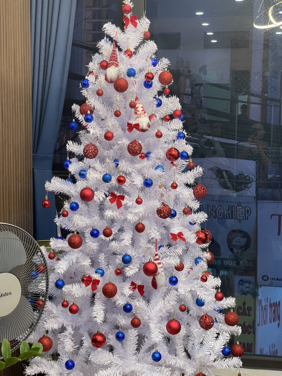 Cây thông noel màu trắng 2m4 - Tán dày và đẹp, cây thông chắc chắn và dể tháo lắp