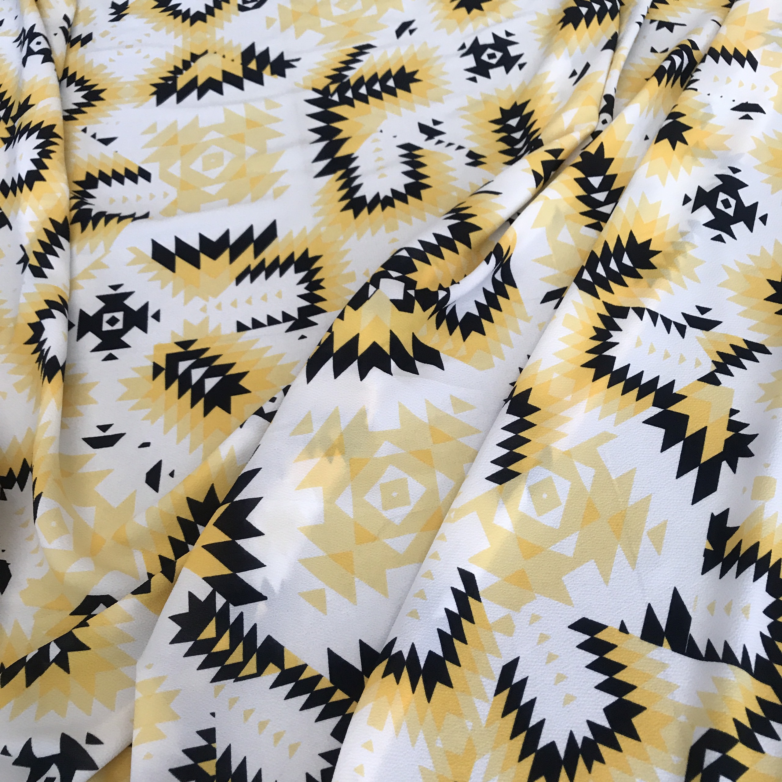 Vải cát Hàn mềm mịn co giãn 2 chiều họa tiết kính vạn hoa vàng đen