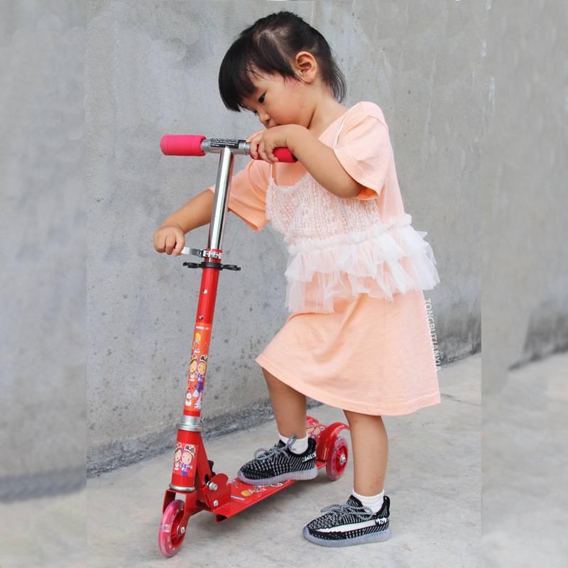 xe scooter sắt 3 bánh có đèn phát sáng cho bé, xe trượt cho bé 1182