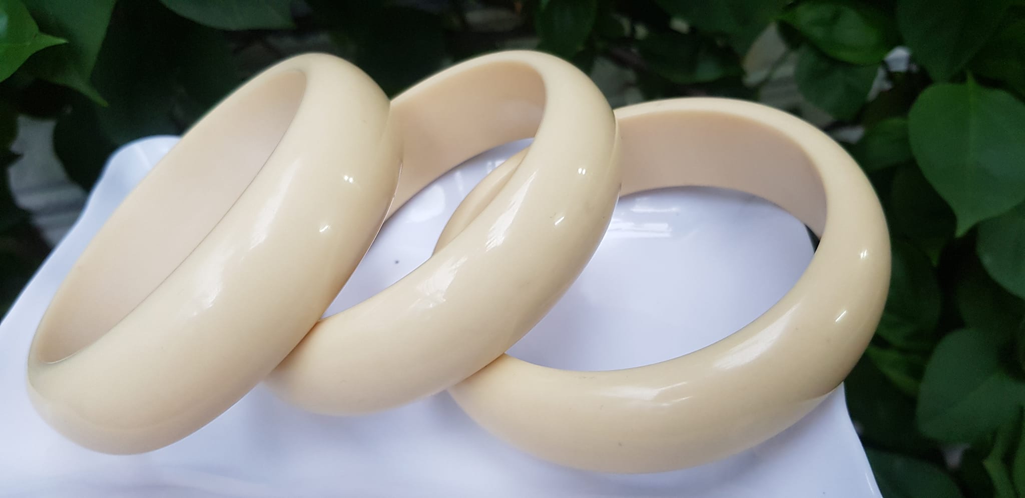 Vòng Tay Nam Giả Ngà hay gọi Xương Mỹ Nghệ Ni to 72mm x cao 22mm x dầy 10mm Nam tay tròn đeo tầm 80kg - 90kg hơn đeo ạ
