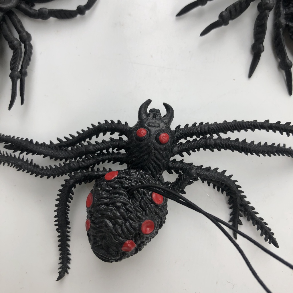 Con nhện, bọ cạp cao su cỡ to giống y như thật có dây treo chơi và trang trí Halloween
