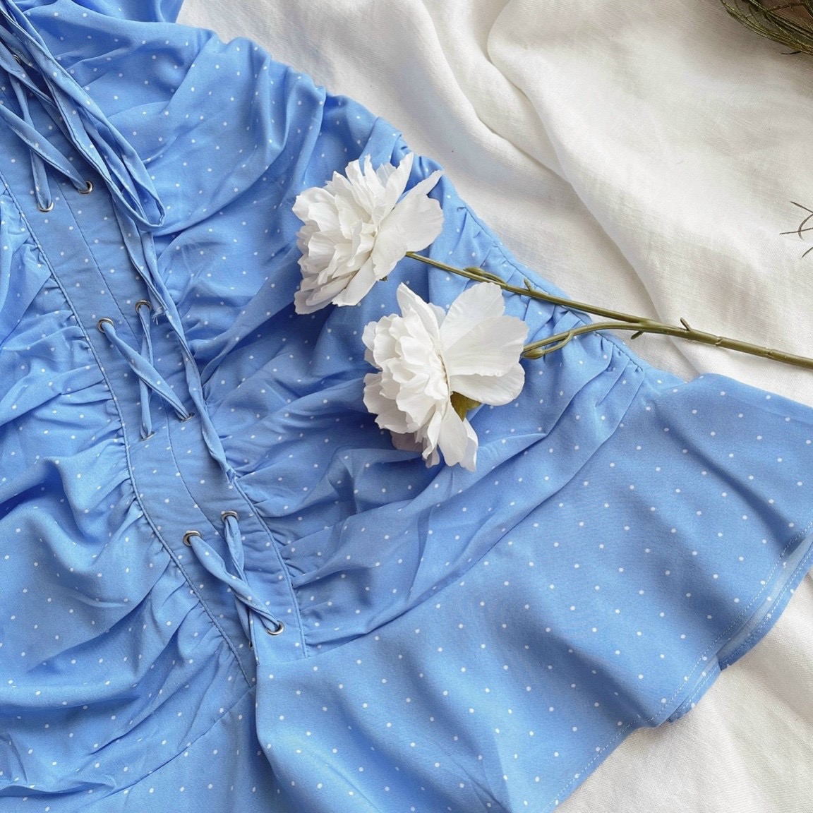 ĐẦM XANH CHẤM BI NHÚN THÂN THẮT NƠ NGỰC CHÂN BÈO M.O.N Boutique