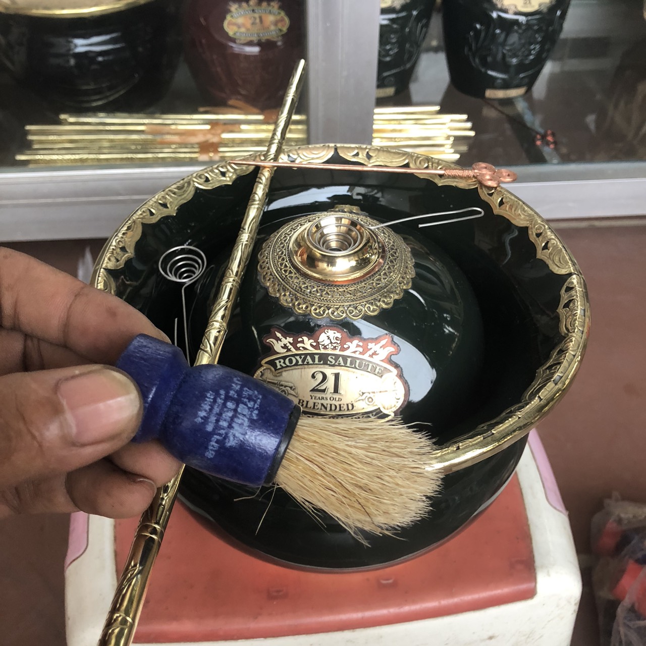 Điếu bát chai chivas 21 tặng kèm nhấc tàn,chổi vệ sinh
