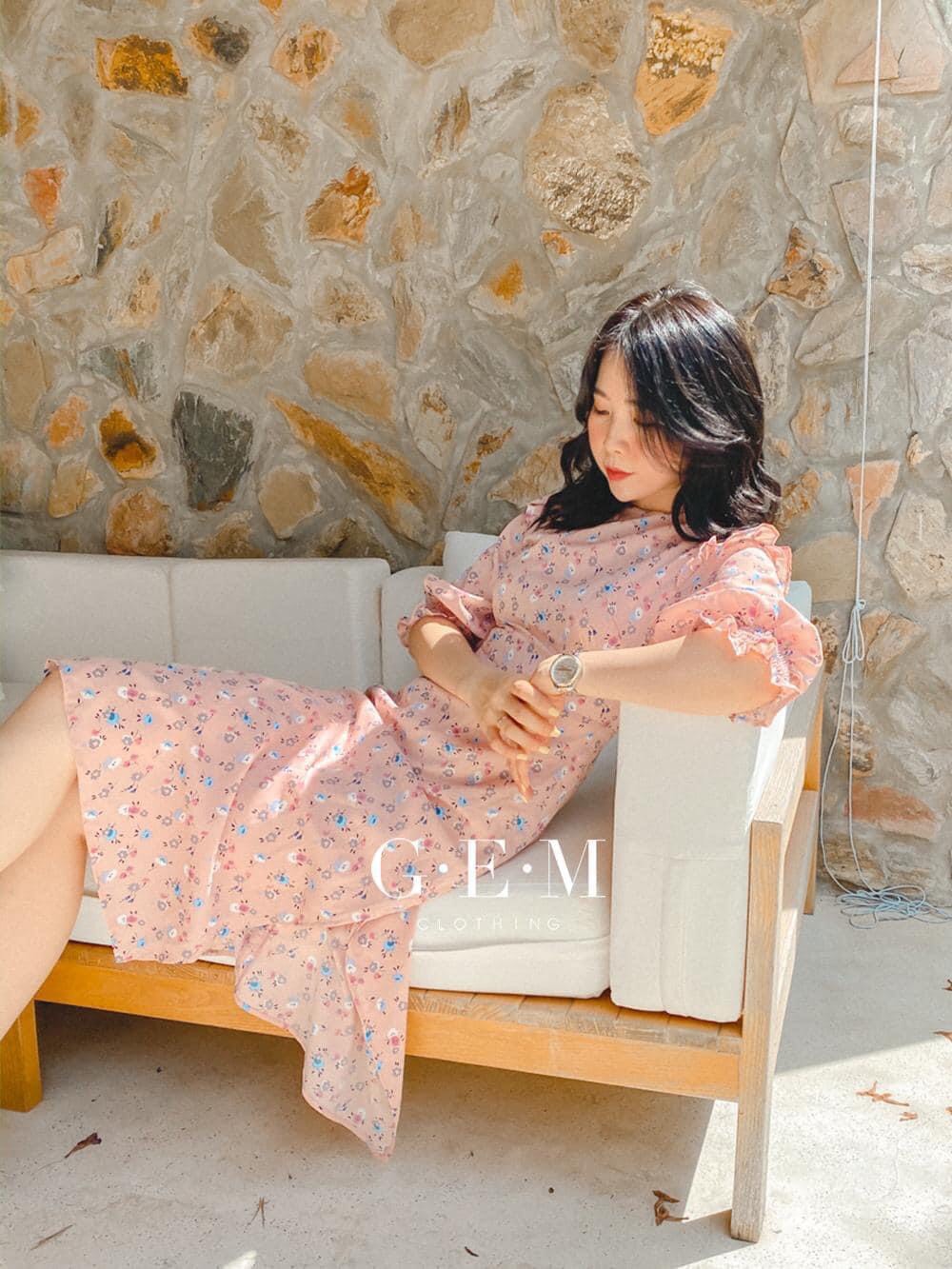 Đầm hồng hoa nhí xẻ tà Mee Dress Gem Clothing SP006166
