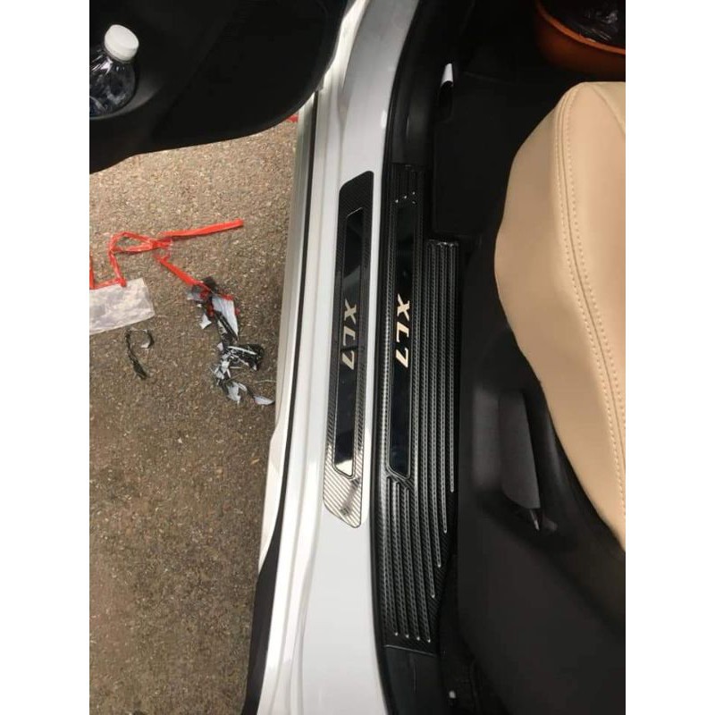 ỐP BẬC CỬA, NẸP BƯỚC CHÂN NGOÀI CACBON CAO CẤP SUZUKI XL7 2019- 2022 vân carbon