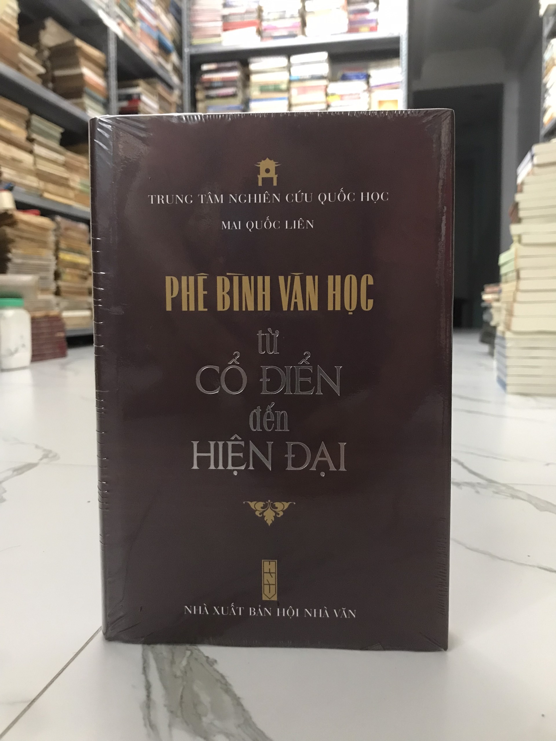 Phê Bình Văn Học Từ Cổ Điển Đến Hiện Đại (Bìa Cứng) - Mai Quốc Liên
