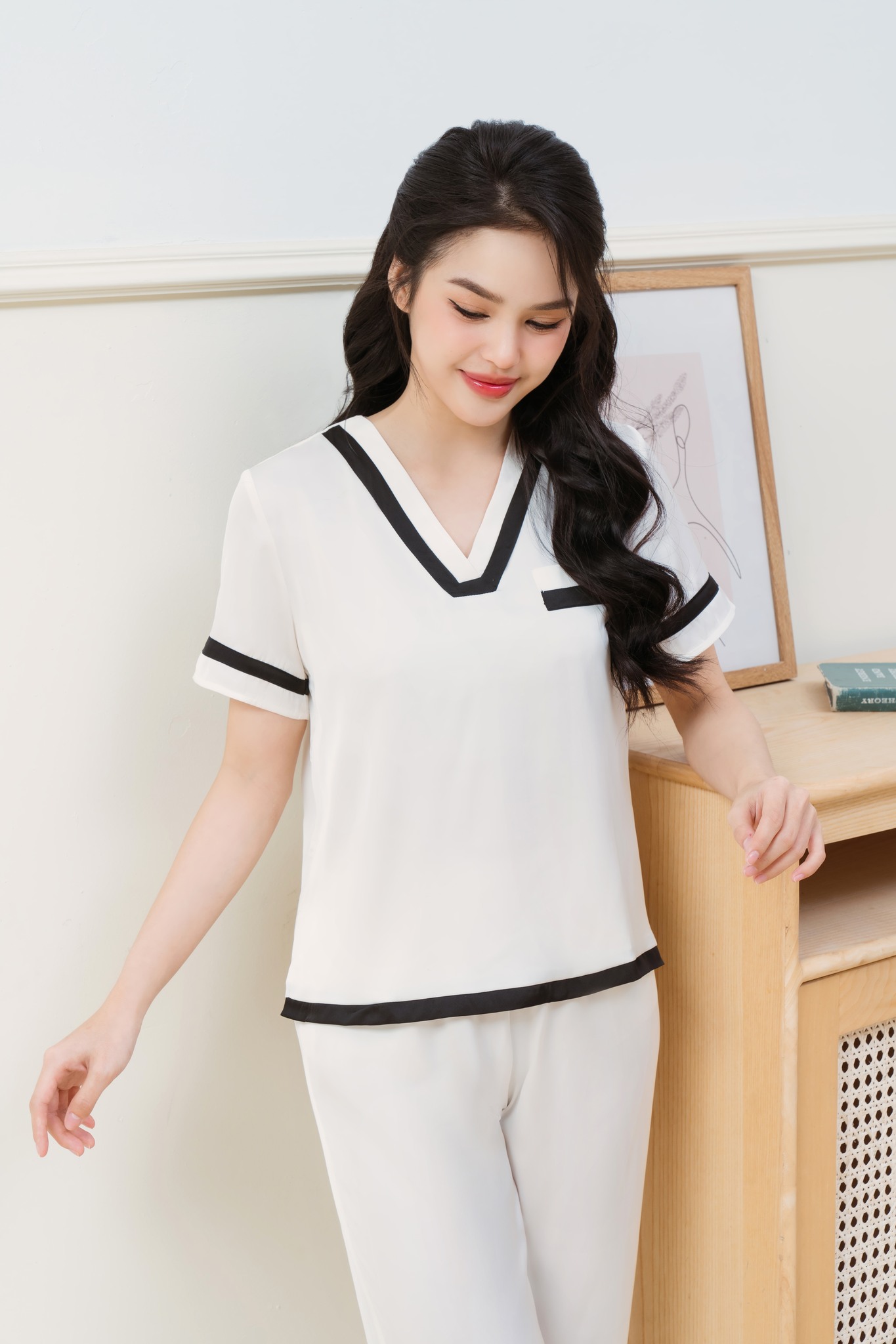 Bộ Pijama Lụa Trắng Viền Đen Dáng Dài Basic Loirechic LPD20