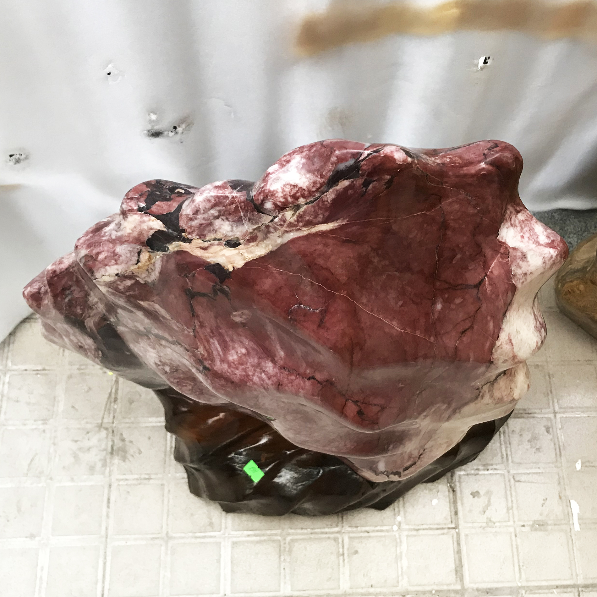 Đá phong thủy tự nhiên màu đỏ cao 63 cm nặng 45 kg chất canxidene của VN cho người mệnh Thổ và Hỏa ( gỗ hóa thạch)