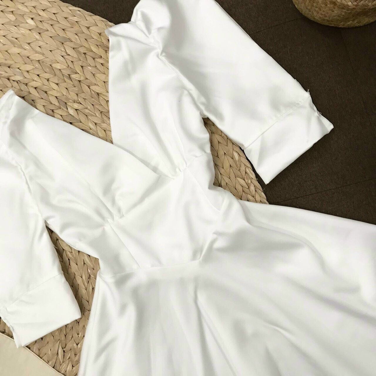 ĐẦM XOÈ TAY LỠ PHỒNG, CỔ V ĐẮP- SIÊU SANG