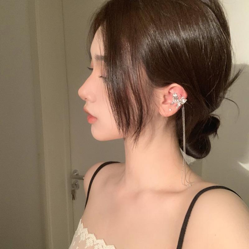 Hoa tai 1 bên dáng dài dạng gài - Arora boutique