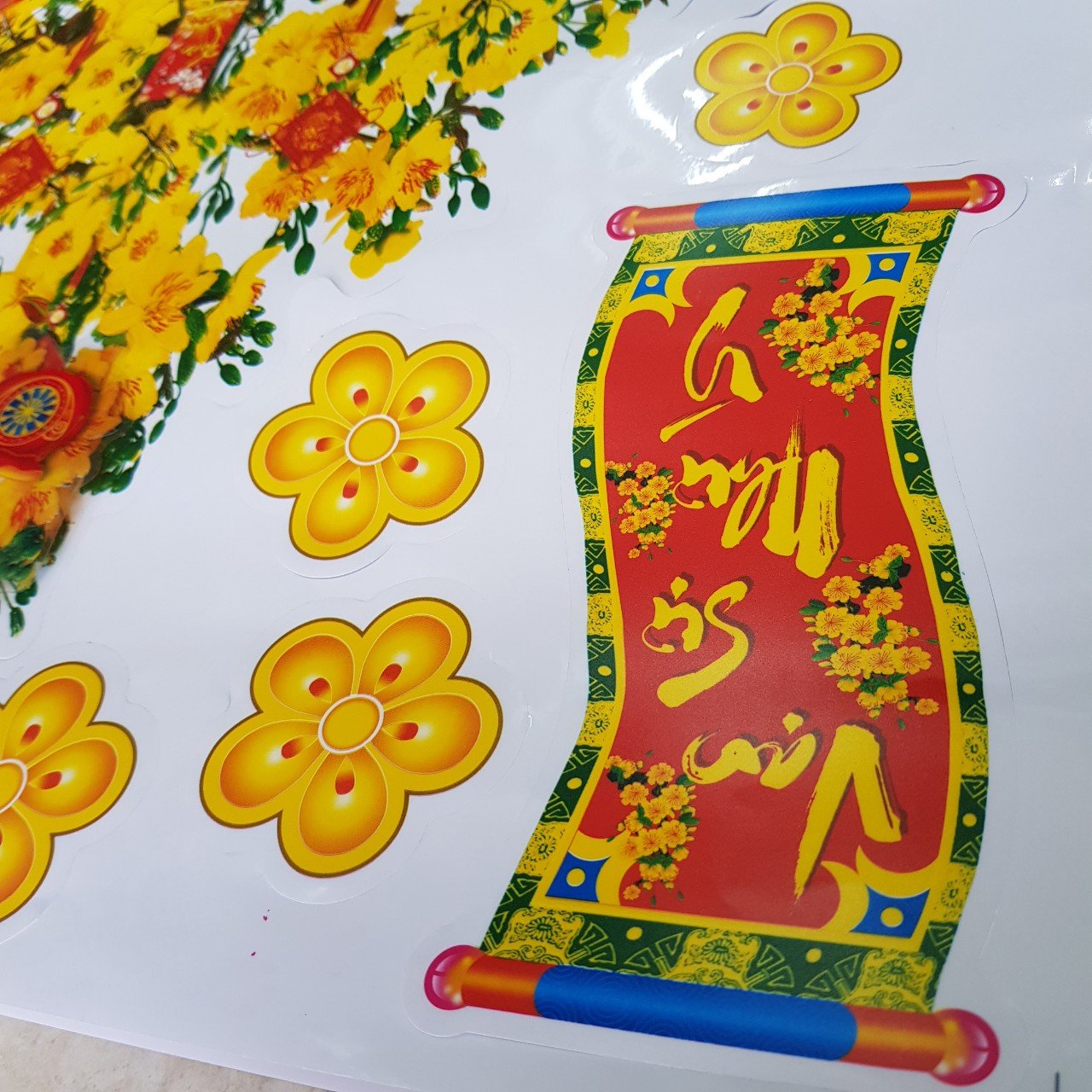 DECAL TRANG TRÍ NĂM MỚI HỌA TIẾT HÌNH CÂY MAI