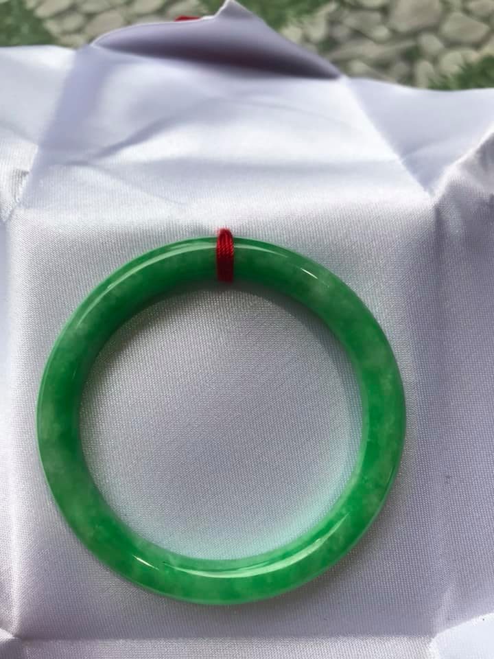 Vòng Tay Đá Cẩm Thạch Đậu Đẹp size 48mm x dầy 7mm Màu Xanh Lá Đậu Bóng Rất Là Đẹp Nữ tay nhỏ Nữ mệnh mộc hỏa thủy 35kg - 49kg đeo ạ