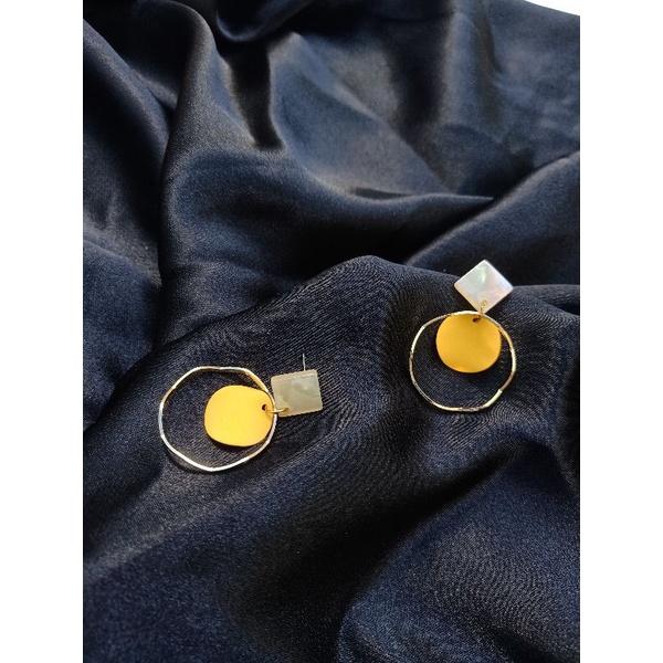 KHUYÊN TAI NỮ GIAO MẪU NGẪU NHIÊN