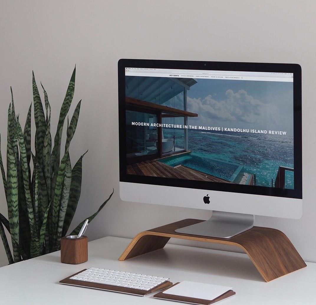 Kệ màn hình máy tính, Kệ Imac gỗ uốn cong - Veneer Walnut (Óc Chó) tự nhiên