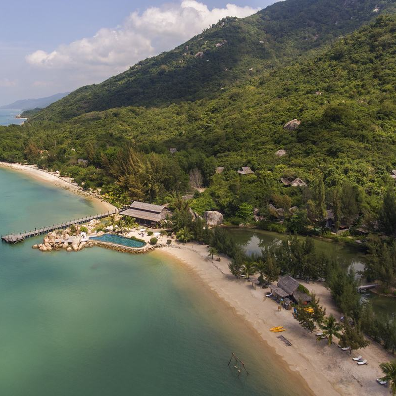 L'Alya Ninh Vân Bay 5*. Trọn gói nghỉ dưỡng 4N3D. Bao Gồm Full Bữa Ăn Hằng Ngày. Dịch vụ Cano Đón Tiễn.  Miễn Phí Trà Chiều & Trái Cây Tươi. Cùng Nhiều Tiện Ích Hấp Dẫn.