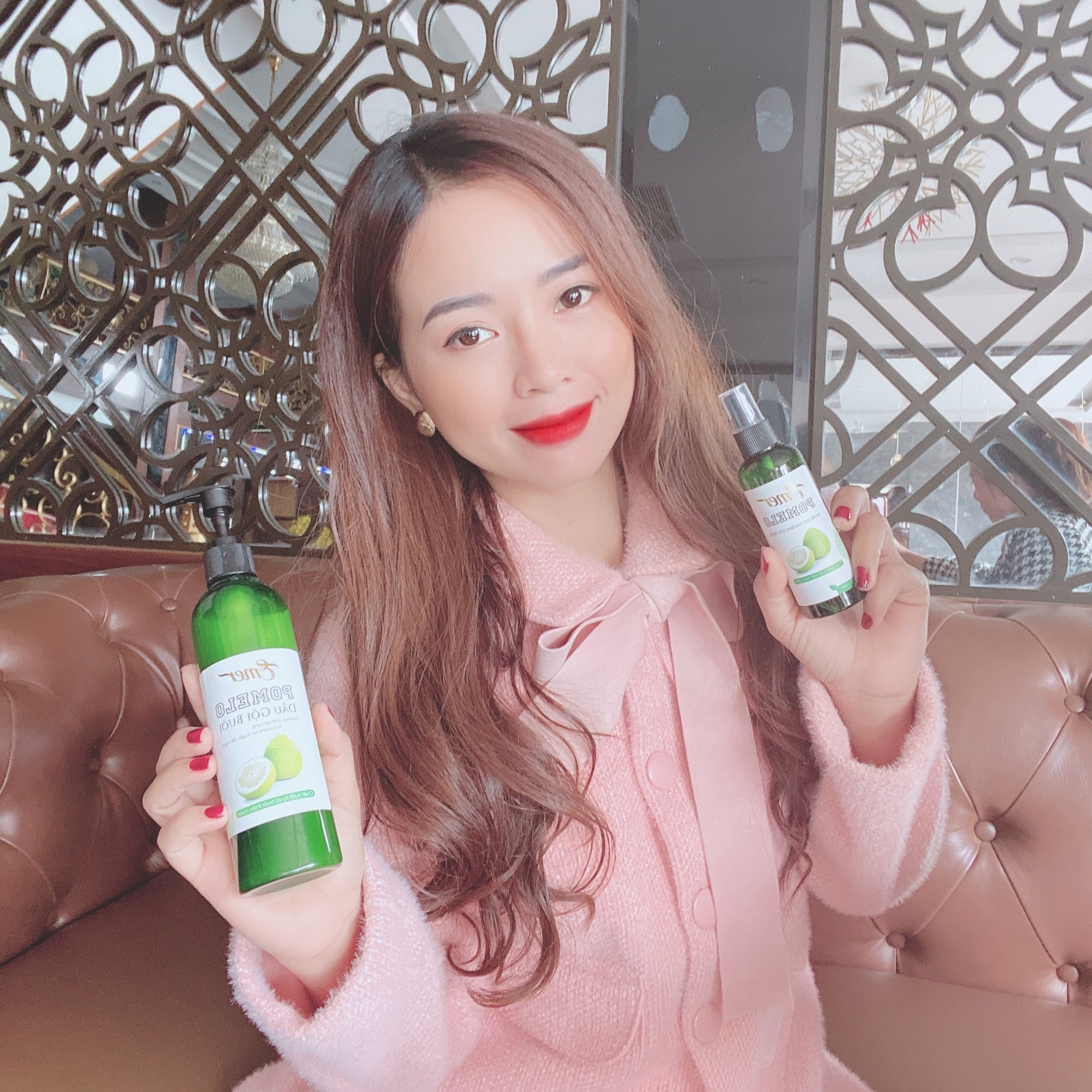 [LIỆU TRÌNH GIẢM RỤNG TÓC,KÍCH MỌC TÓC] 1 chai Dầu gội bưởi Pomelo 300ml + 2 chai xịt tinh dầu bưởi Pomelo (100ml x 2) nuôi dưỡng tóc từ gốc đến ngọn cho mái tóc suôn mượt  và bồng bềnh hơn