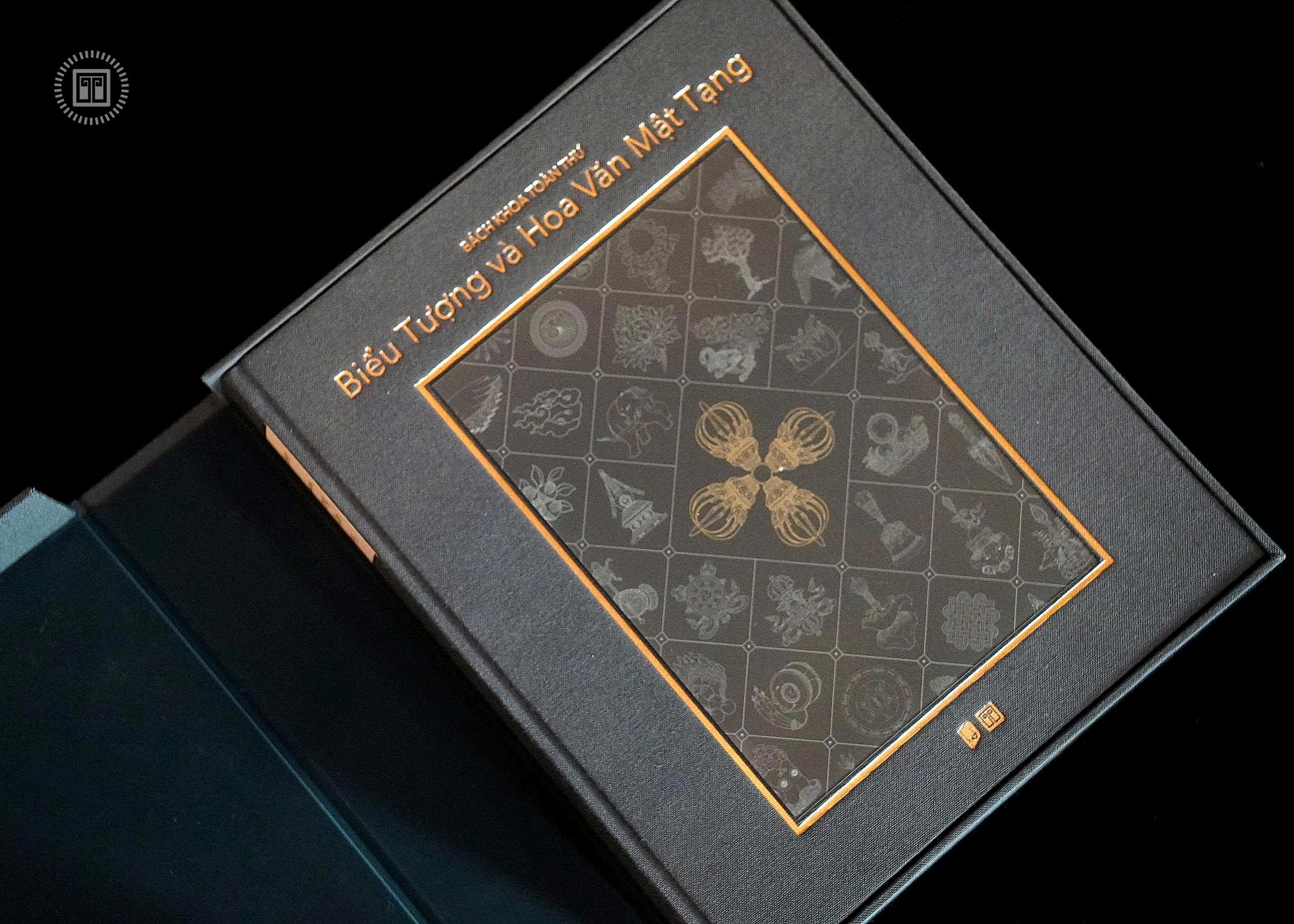 Sách - Bách Khoa Toàn Thư Biểu Tượng Và Hoa Văn Mật Tạng - Ấn Bản Giới Hạn - Bìa Vải - Bản Có Hộp