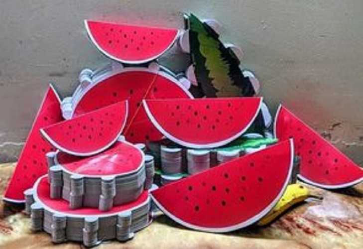 Bánh chưng bánh tét miếng dưa hấu trang trí Tết gấp gọn.