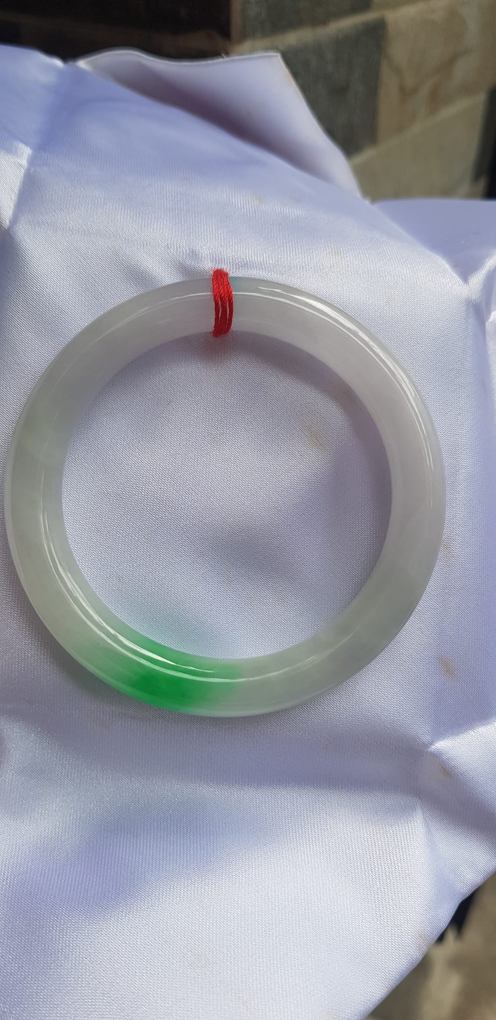Vòng Cẩm Thạch tự nhiên Tr Lý Ni 52mm Vòng size 52mm x chột 8mm bóng đẹp màu trắng bóng điểm xanh lý tươi đậm đẹp 1 điểm nhấn của vòng xinh xắn lắm Nữ 50kg - 55kg kim mệnh thuỷ đeo hợp ạ