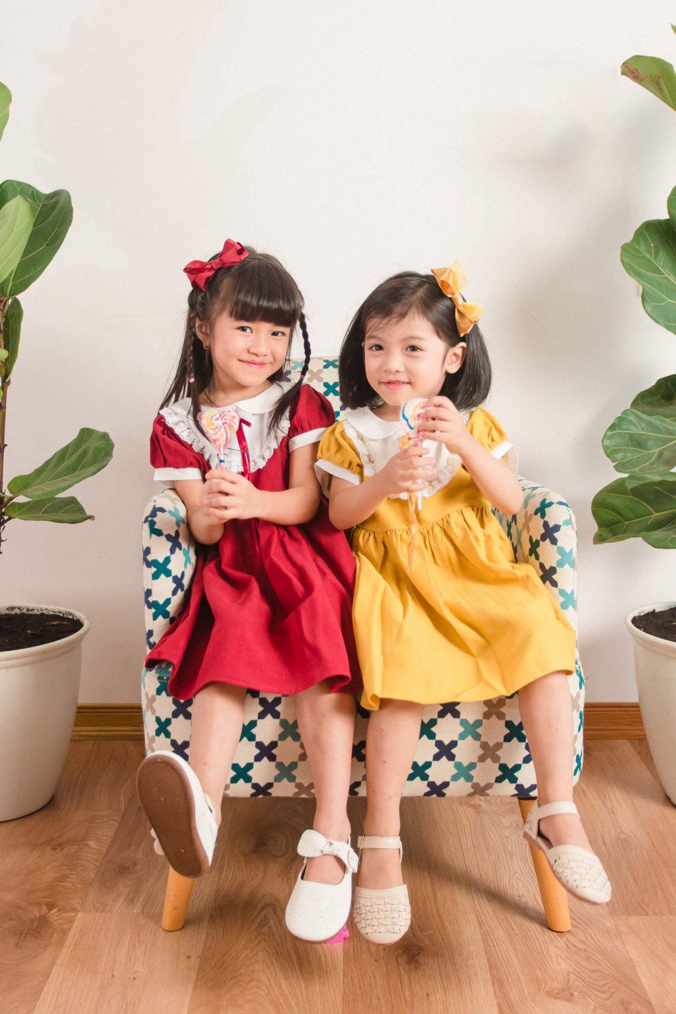 Đầm Nhung Công Chúa Phối Cổ Trắng Dành Cho Bé Từ 1 Đén 6 Tuổi